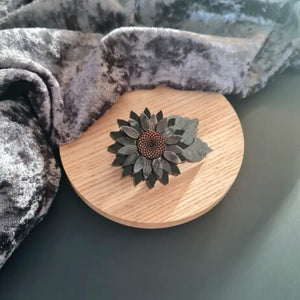 Cherryloco : Black Sunflower Pin Brooch [PRE-ORDER]