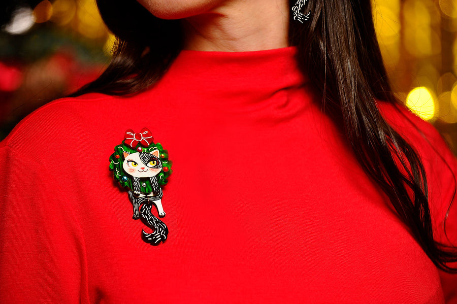 Laliblue : Christmas : Cat in a Christmas wreath brooch