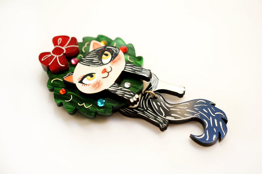 Laliblue : Christmas : Cat in a Christmas wreath brooch