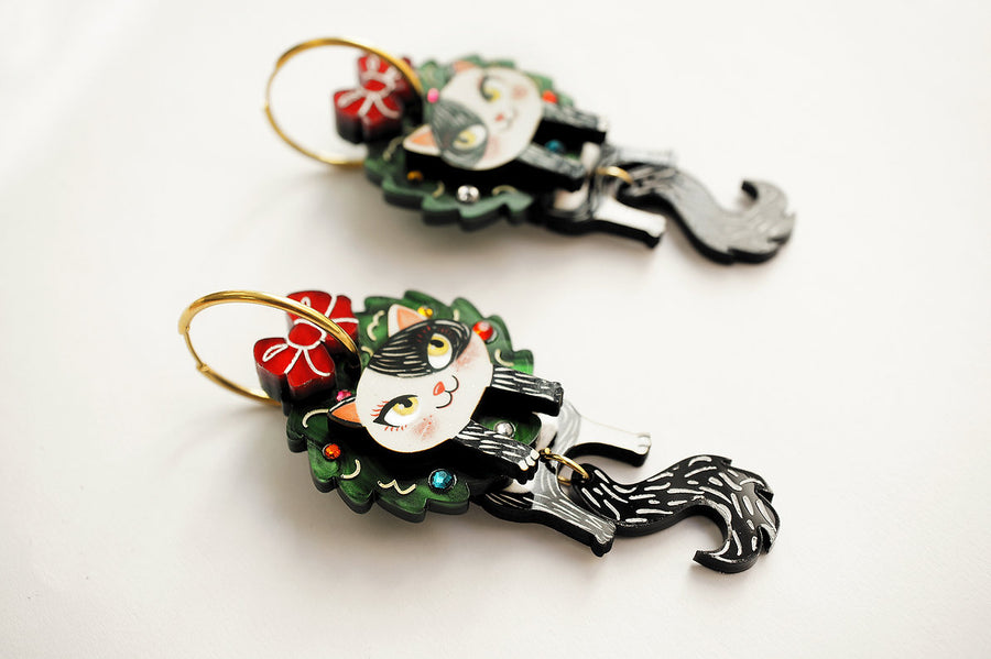 Laliblue : Christmas : Cat in a Christmas wreath earrings