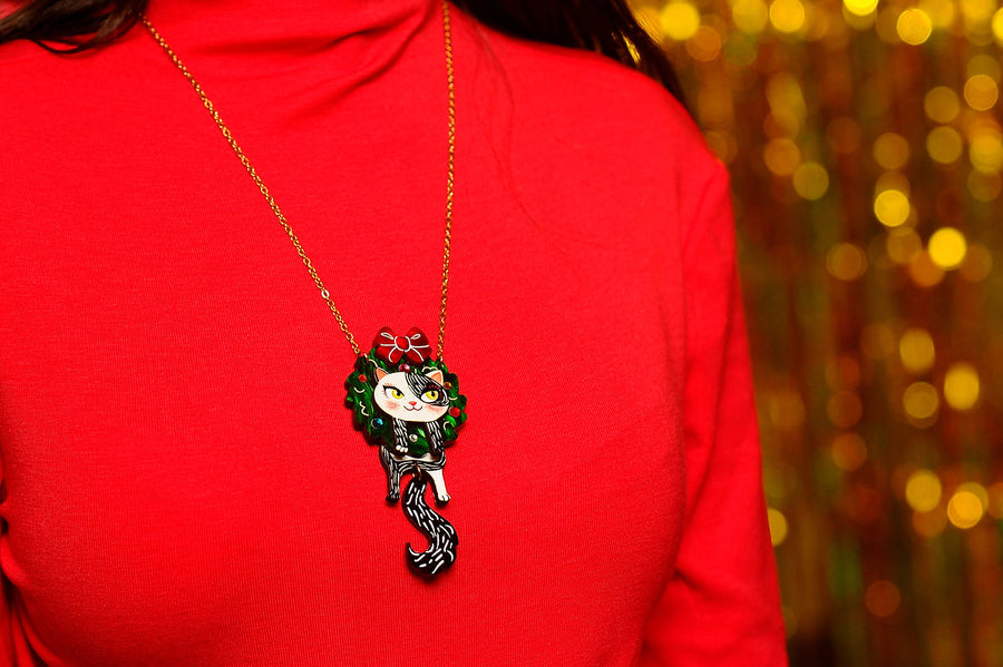 Laliblue : Christmas : Cat in a Christmas wreath necklace