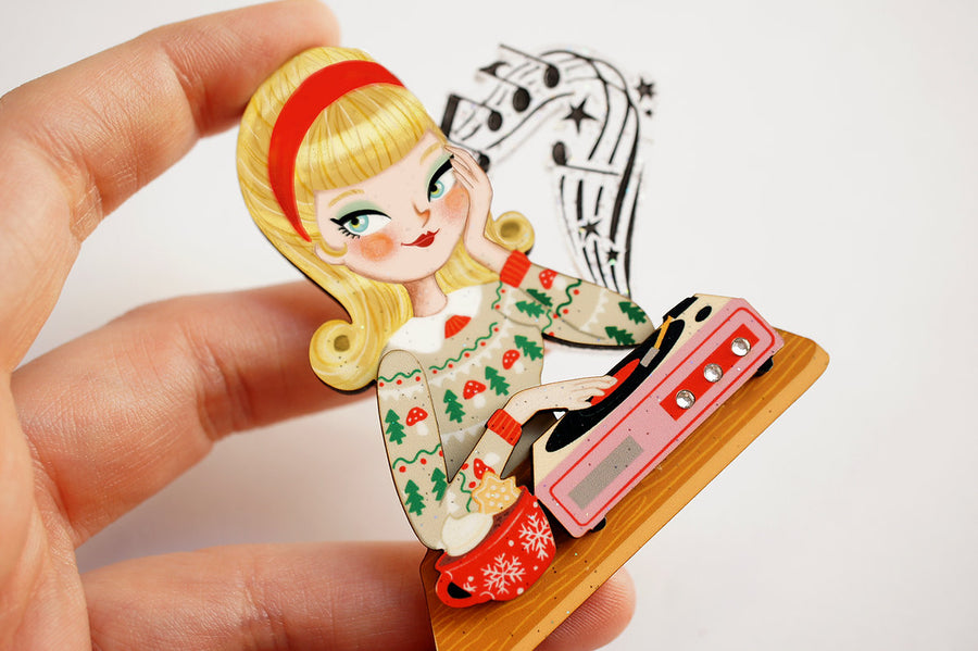 Laliblue : Christmas : Girl with a record player brooch