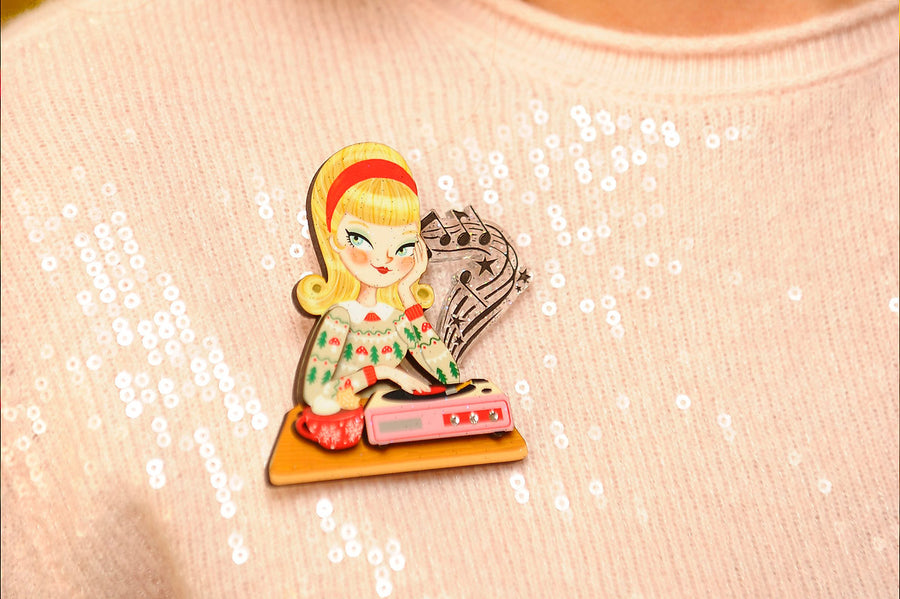 Laliblue : Christmas : Girl with a record player brooch