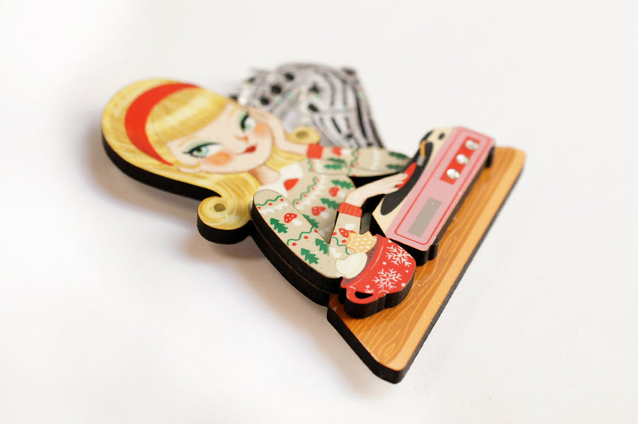 Laliblue : Christmas : Girl with a record player brooch