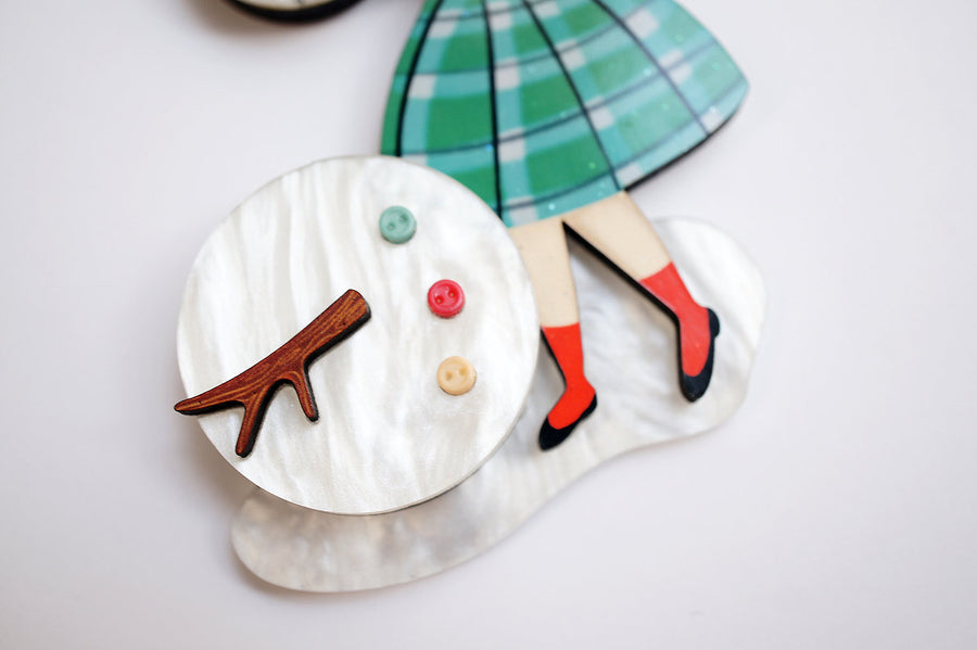 Laliblue : Christmas : Girl with a snowman brooch