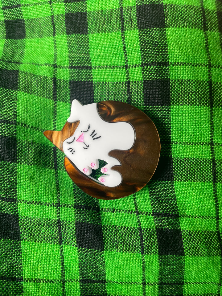 Happy Stuff Studio : Croissant Cat - Tortoiseshell brooch [PRE-ORDER]