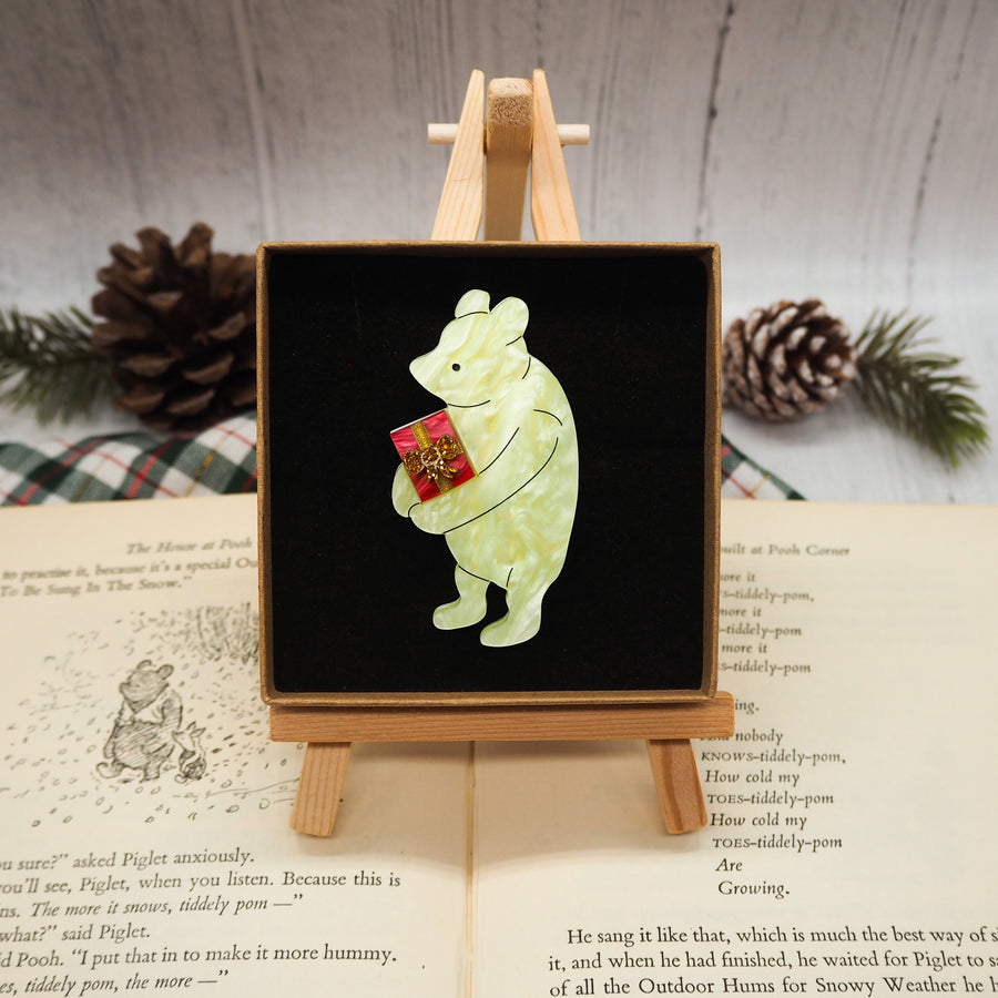 Dolly Dimple Design : Winnie the Pooh with a Gift Brooch [PRE-ORDER]