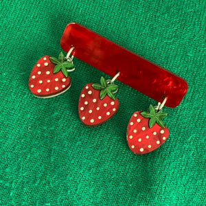 Birdie Bananas : Vintage Strawberry Brooch