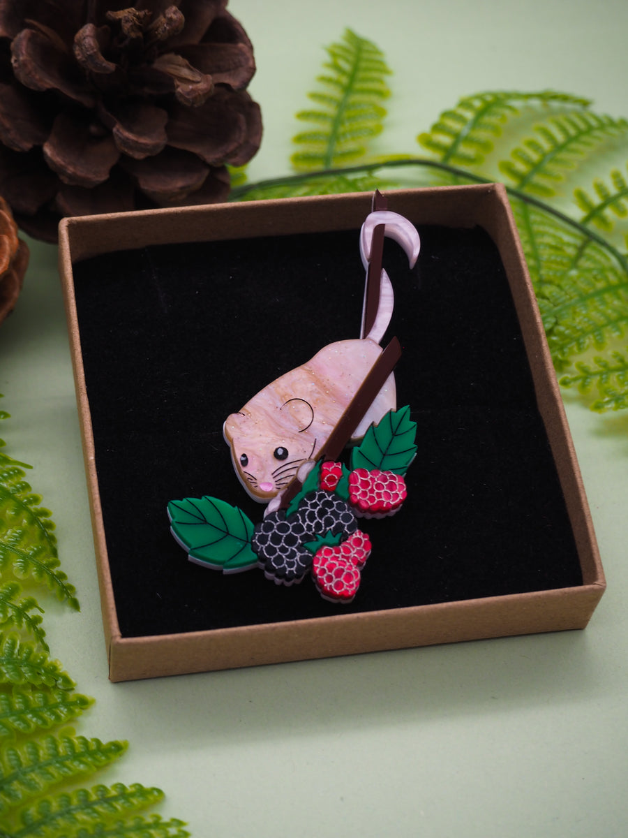 Dolly Dimple Design : Harvest Mouse Brooch