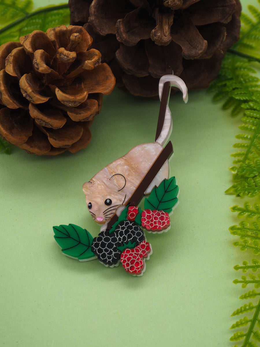 Dolly Dimple Design : Harvest Mouse Brooch