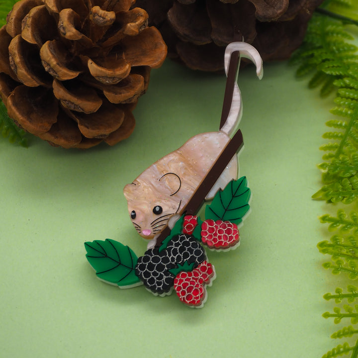Dolly Dimple Design : Harvest Mouse Brooch