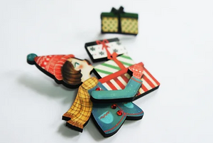 LaliBlue :  Christmas : Girl with gifts brooch [PRE-ORDER]