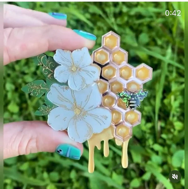 PolyPaige : Honeycomb Brooch [LUCKY LAST!]